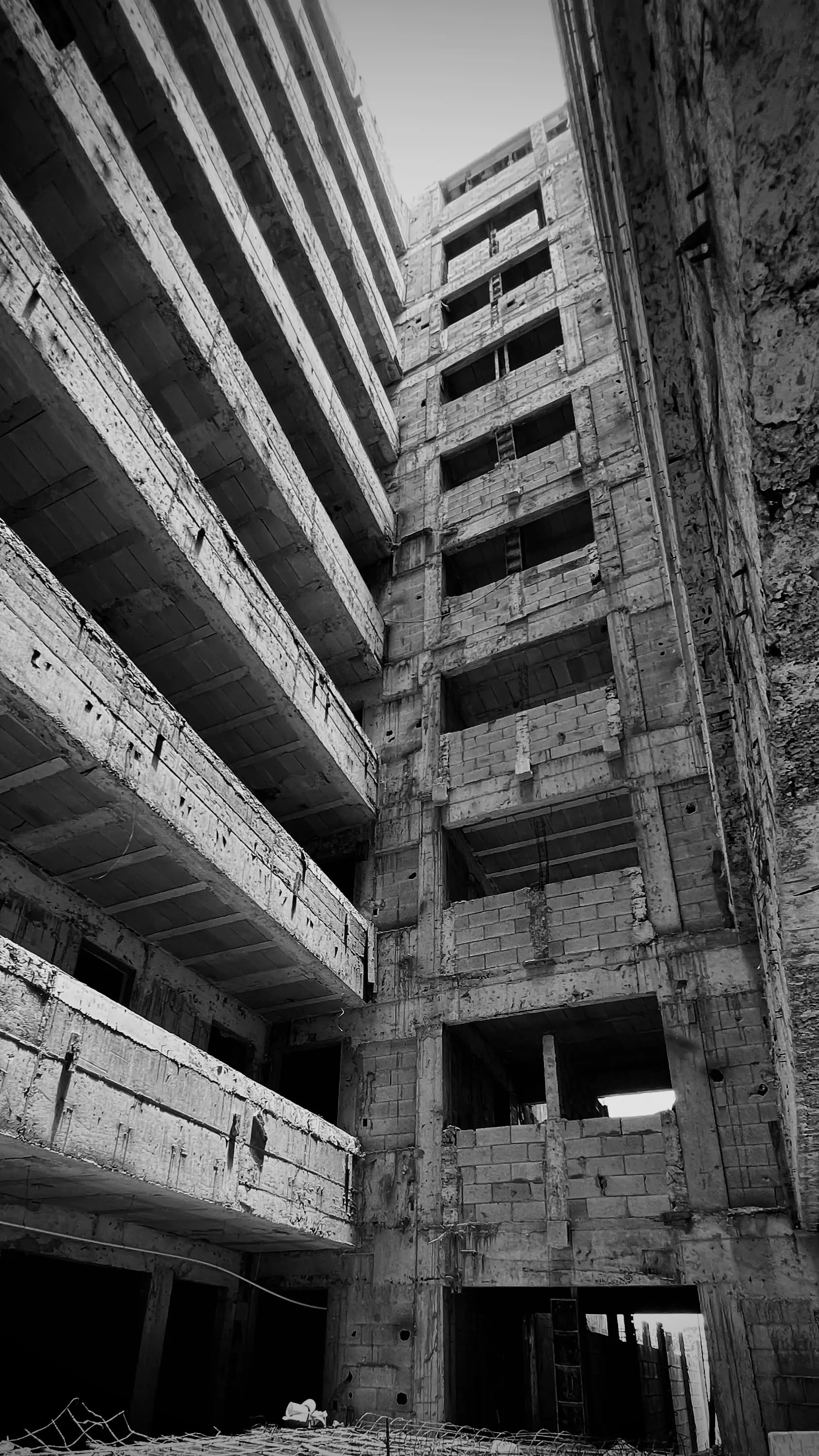 Edificio en construcción, blanco y negro