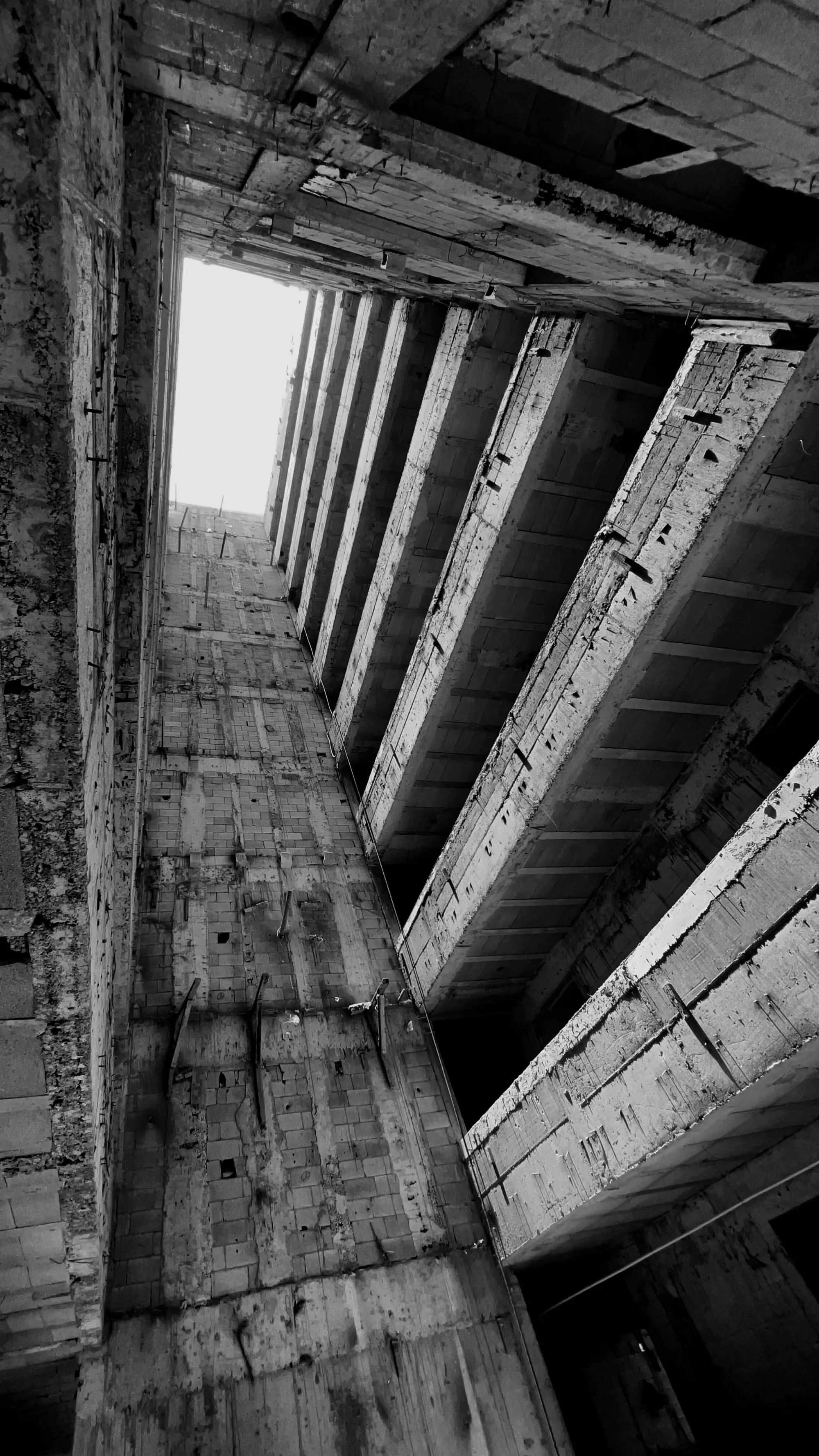 Detalle arquitectónico de vigas en blanco y negro