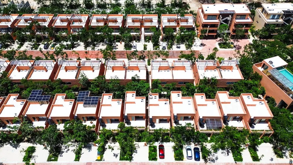 Vista aérea con dron de un desarrollo residencial