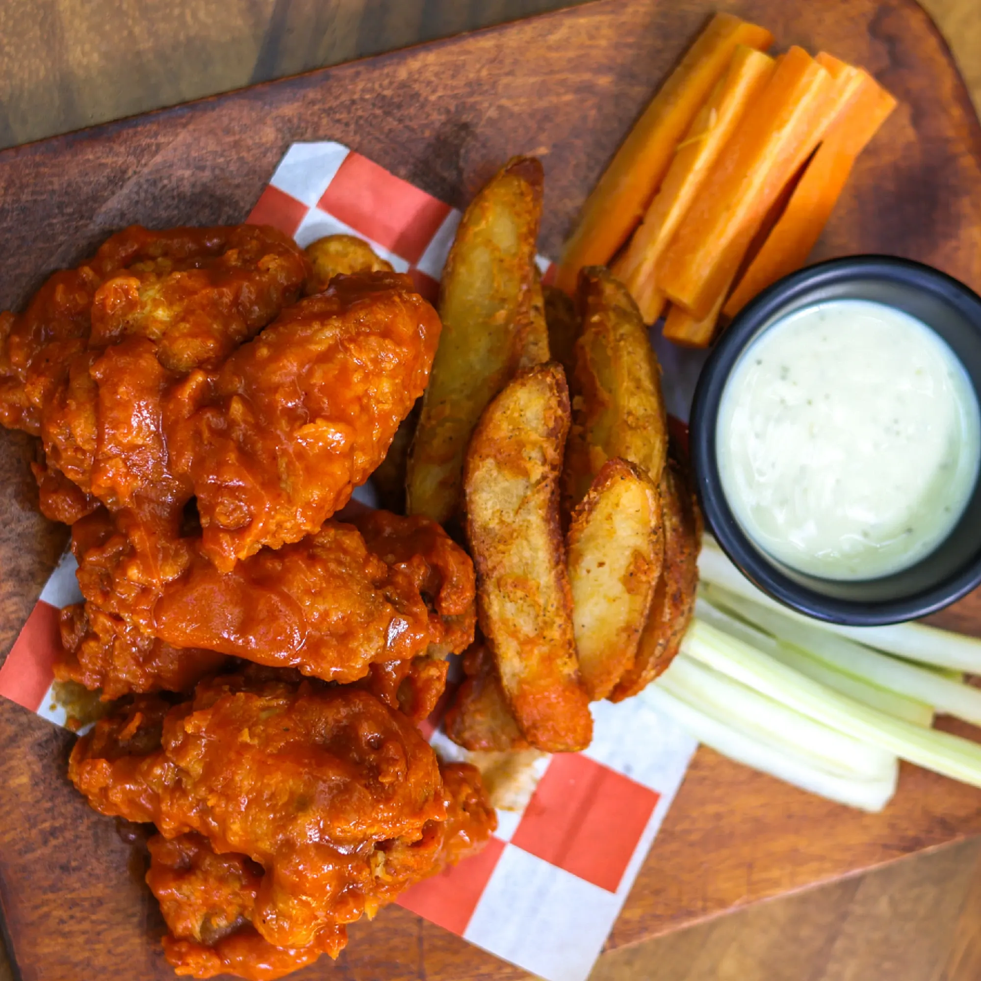 Plato de alitas con aderezo, fotografía gastronómica