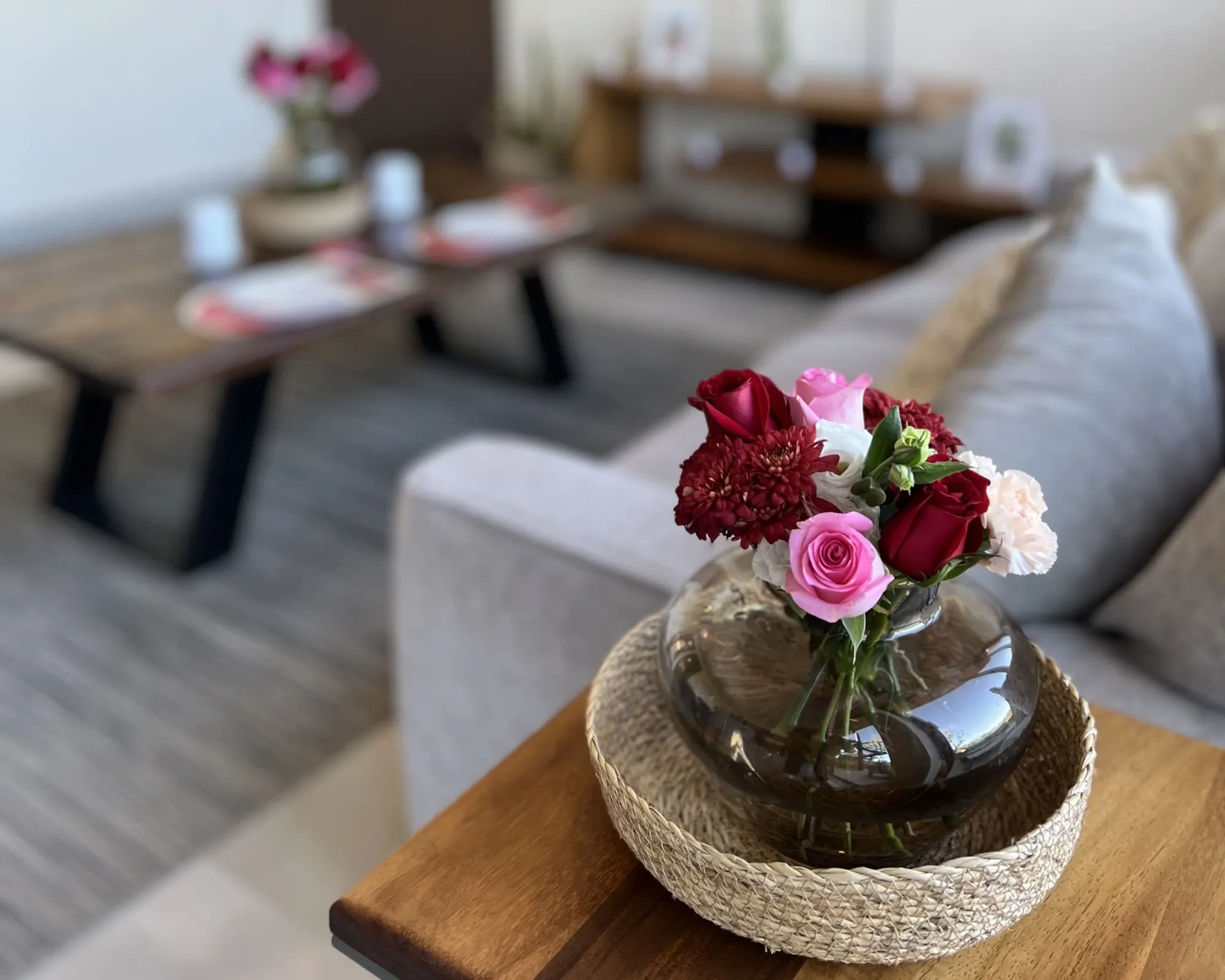 Sala de estar con arreglo floral sobre la mesa de centro