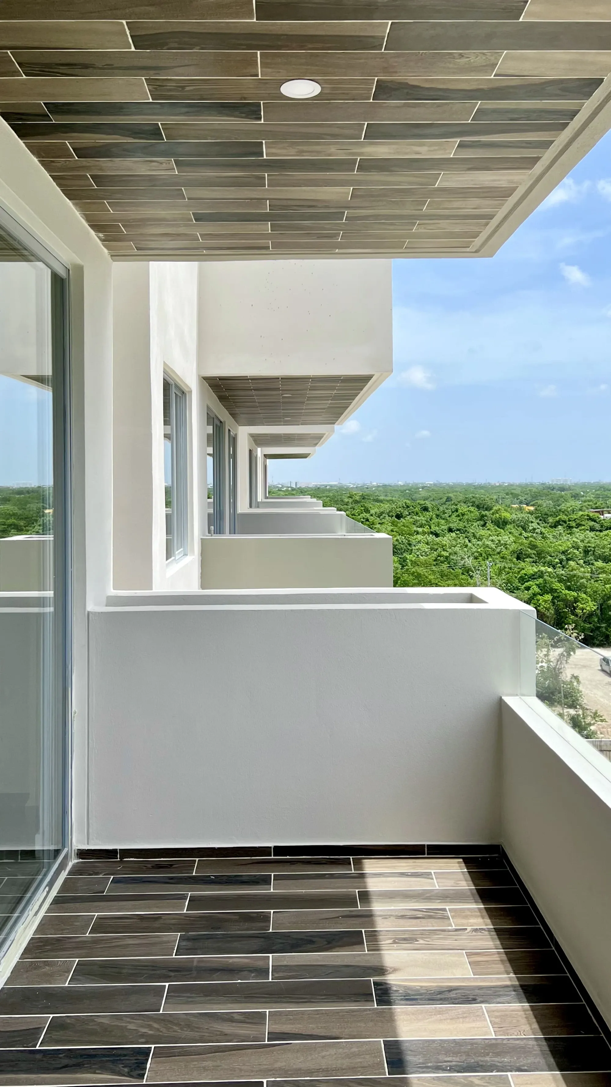 Terraza de departamento con vista a la selva