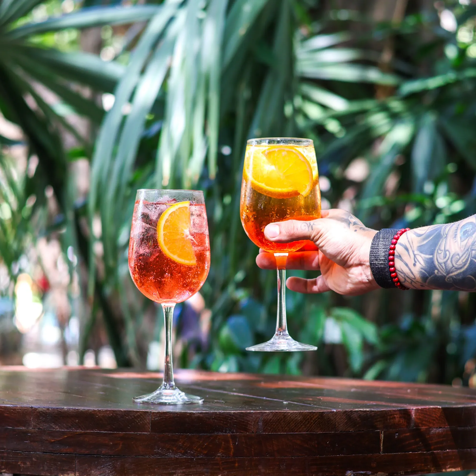Brindis con cocteles en un bar al aire libre