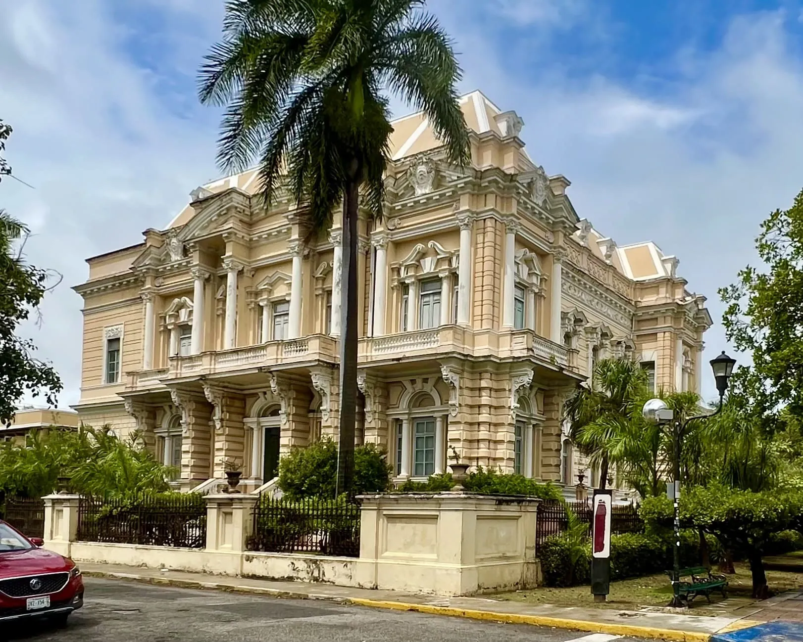 Palacio en Paseo de Montejo, Mérida