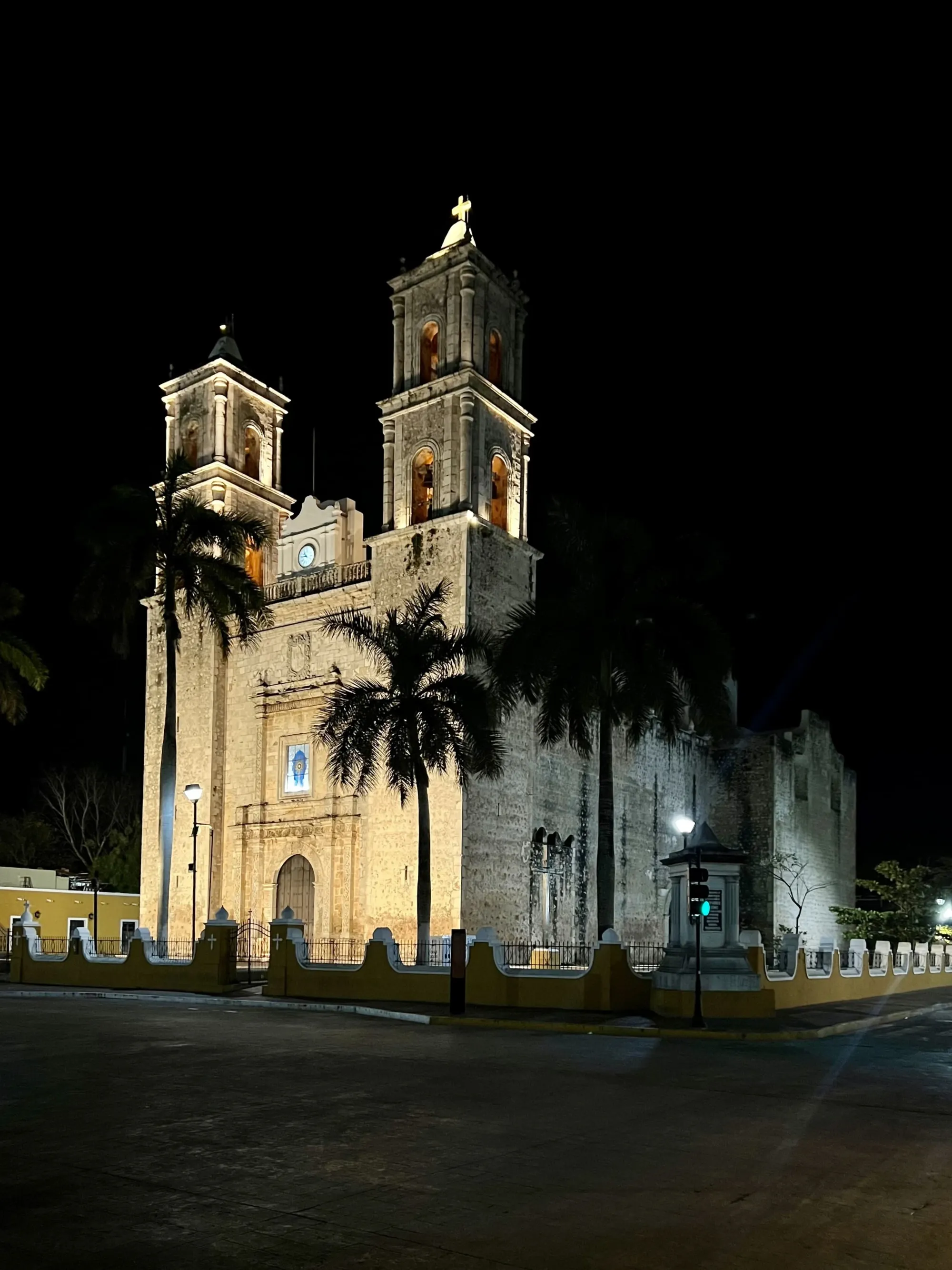 Catedral de Valladolid iluminada de noche